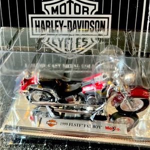 “FLSTF Fat Boy” 1999 Harley Davidson 1:18 Die Cast Metal Collectible by Maisto